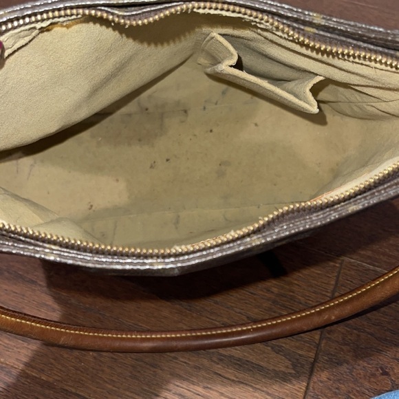 Louis Vuitton Women’s Monogram Looping Shoulder Bag - Picture 9 of 11